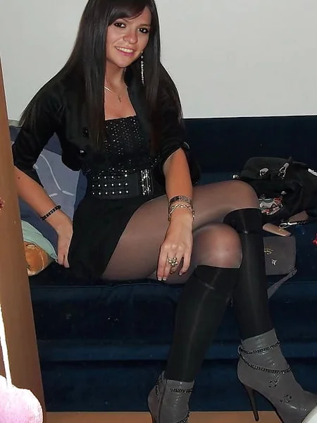 Brunette Sofia sometimes shows off her nakedness photo 1