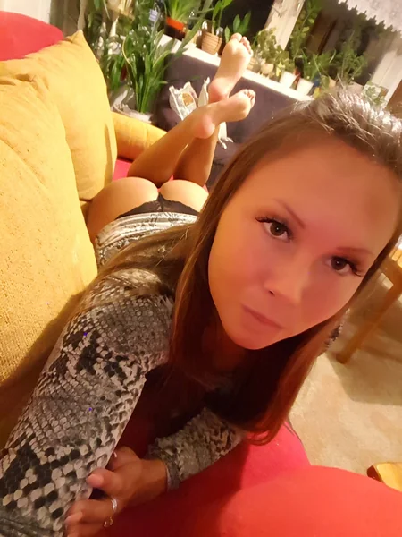 Ela sabe como provocar, mas aqui não há lugar para homens foto 48