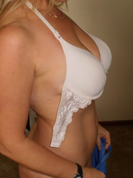 Loira madura espetacular exibe as suas curvas foto 31