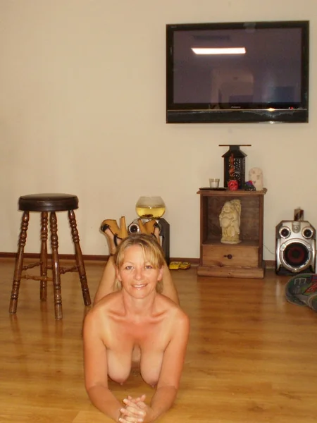 Loira madura espetacular exibe as suas curvas foto 65