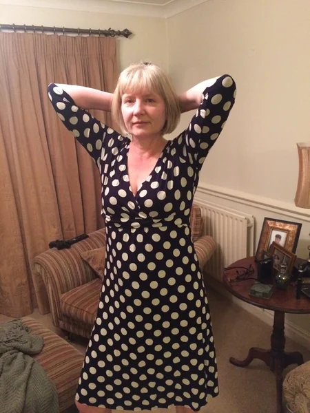 Una vieja guarra no tiene a nadie con quien follar foto 2