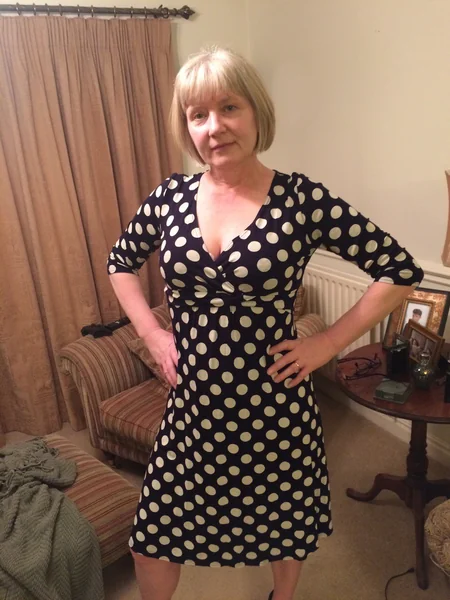 Una vieja guarra no tiene a nadie con quien follar foto 3