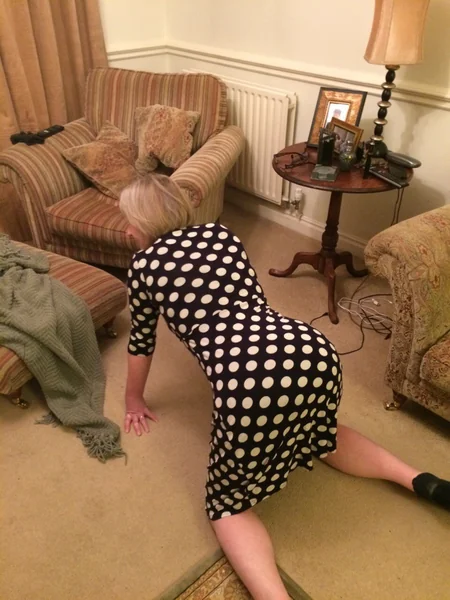 Una vieja guarra no tiene a nadie con quien follar foto 4