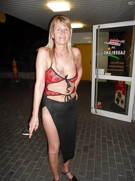 Vieille salope adore exhiber sa chatte photo 12