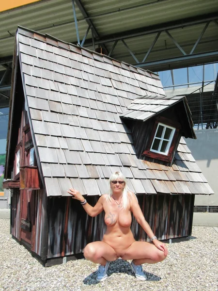 Cota loira adora exibir a sua nudez foto 34