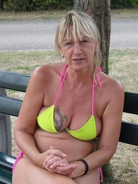 Cota loira adora exibir a sua nudez foto 47