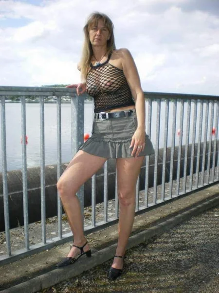 Cota loira adora exibir a sua nudez foto 54