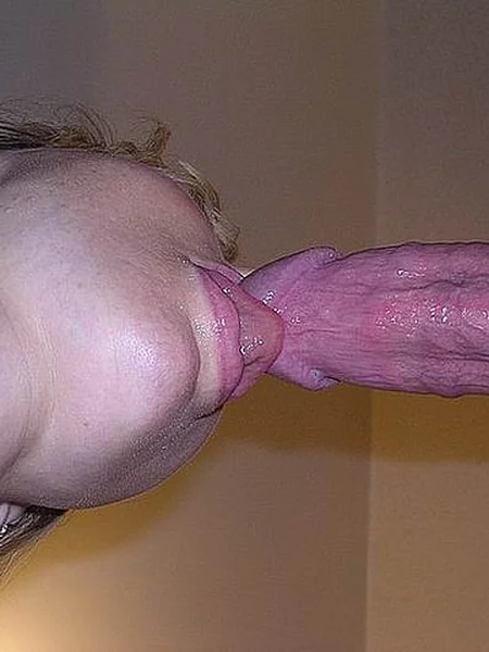 Coroa loira em espartilho sexy posando de forma submissa foto 31