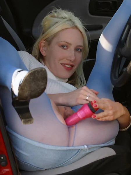 Rubia masturbándose en el coche foto 103
