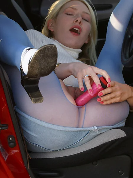 Rubia masturbándose en el coche foto 104