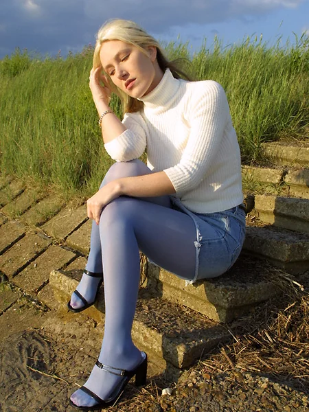 Una rubia se masturba en el coche foto 17