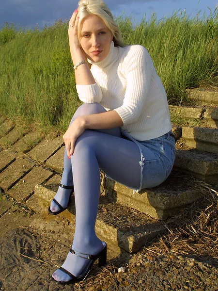 Una rubia se masturba en el coche foto 18