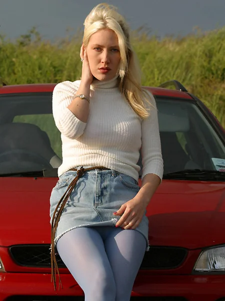 Rubia masturbándose en el coche foto 47