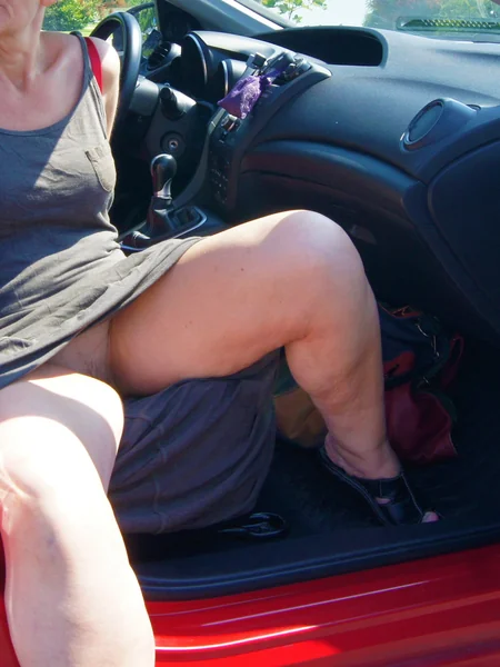 Она едет в машине без трусиков под платьем фото 1