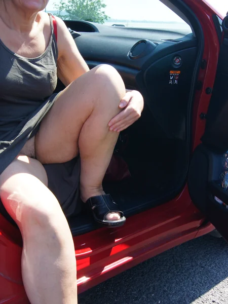 Она едет в машине без трусиков под платьем фото 5