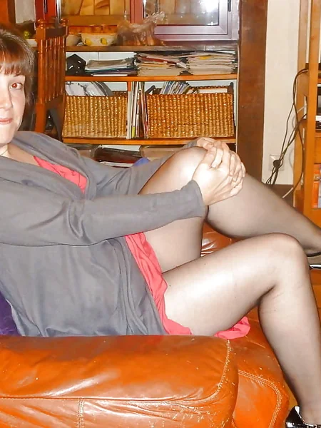 MILF desnuda con el coño peludo foto 2