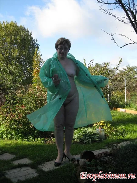 Madura hermosa prefiere posar desnuda al aire libre foto 30