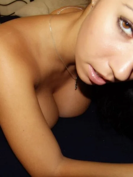 Morena de curvas generosas exibe o seu ânus foto 49