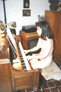 Nude canta e suona strumenti musicali - foto #5