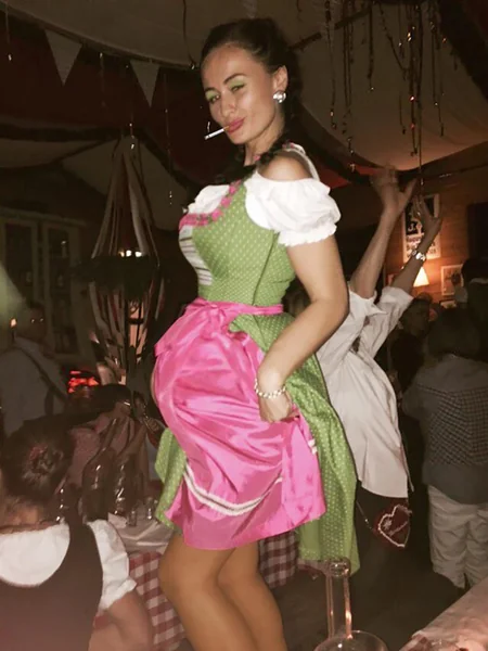 Erotismo de mujeres alemanas con trajes tradicionales foto 32
