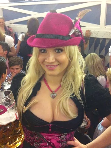 Erotismo de mujeres alemanas con trajes tradicionales foto 57