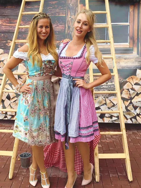 Erotismo de mujeres alemanas con trajes tradicionales foto 74