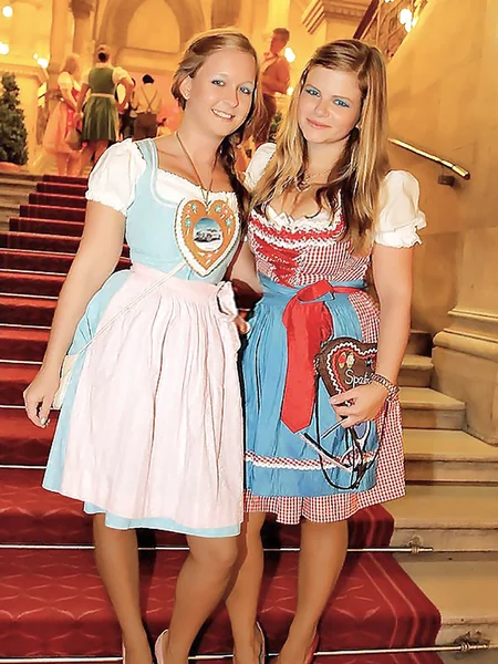 Erotismo de mujeres alemanas con trajes tradicionales foto 77