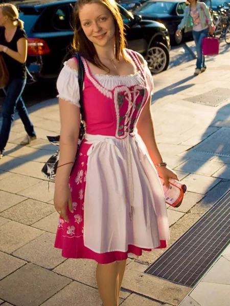 Erotismo de mujeres alemanas con trajes tradicionales foto 78