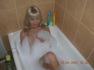 Giovane bellezza prende eroticamente una vasca da bagno - foto #1