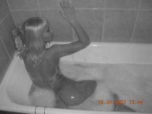 Giovane bellezza prende eroticamente una vasca da bagno - foto #25
