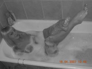 Giovane bellezza prende eroticamente una vasca da bagno - foto #29