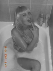 Giovane bellezza prende eroticamente una vasca da bagno - foto #31
