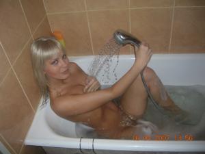 Giovane bellezza prende eroticamente una vasca da bagno - foto #43