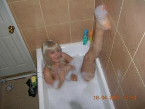 Giovane bellezza prende eroticamente una vasca da bagno - foto #5