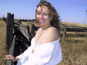 La moglie del contadino si spoglia nuda nel recinto del bestiame - foto #24