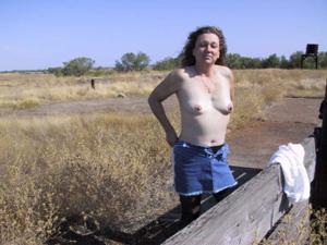 La moglie del contadino si spoglia nuda nel recinto del bestiame - foto #31