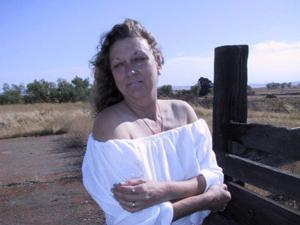La moglie del contadino si spoglia nuda nel recinto del bestiame - foto #9