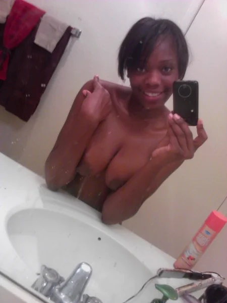 Linda selfie de una mujer negra foto 3