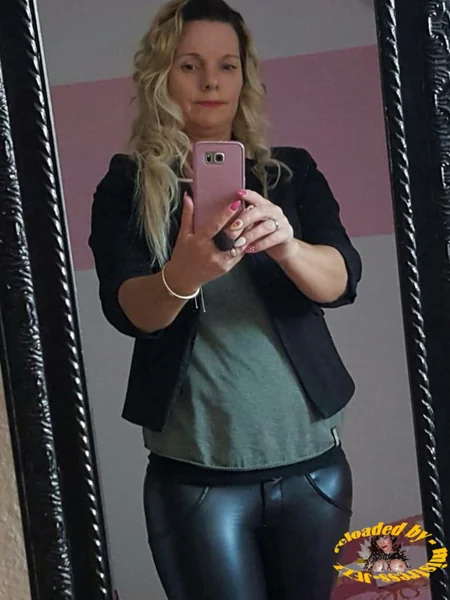 MILF allemande mince avec une vie sexuelle active photo 41