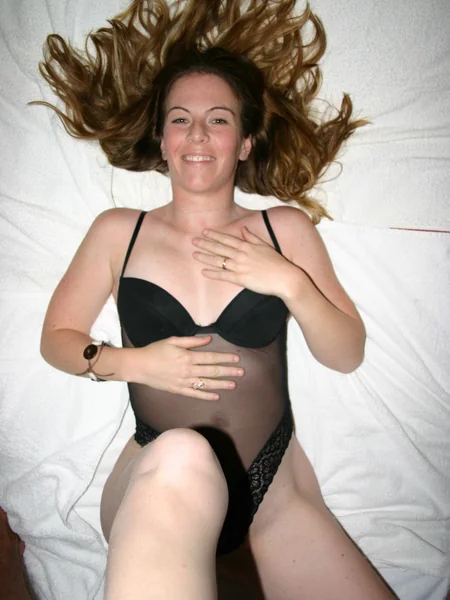 Ela é atraente mesmo de roupa interior foto 44