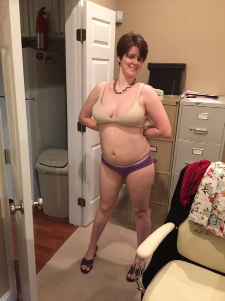 La agente de seguros Jessica se desnudó para el trabajo foto 54