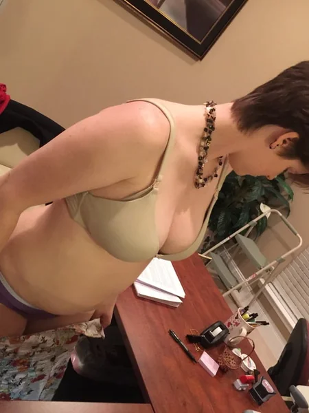La agente de seguros Jessica se desnudó para el trabajo foto 58