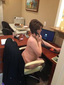 L'agente assicurativo Jessica si è spogliata al lavoro - foto #76