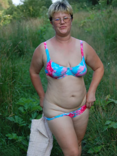 Descansó junto al lago y se desnudó un poco foto 1