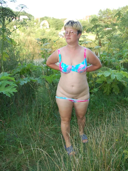 Descansó junto al lago y se desnudó un poco foto 12