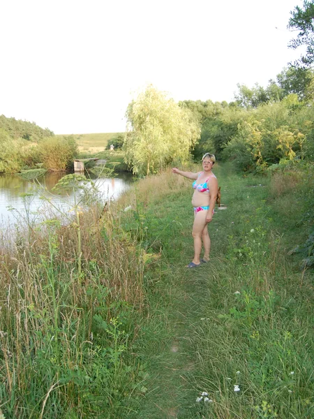 Descansó junto al lago y se desnudó un poco foto 14