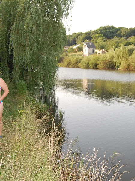 Descansó junto al lago y se desnudó un poco foto 18