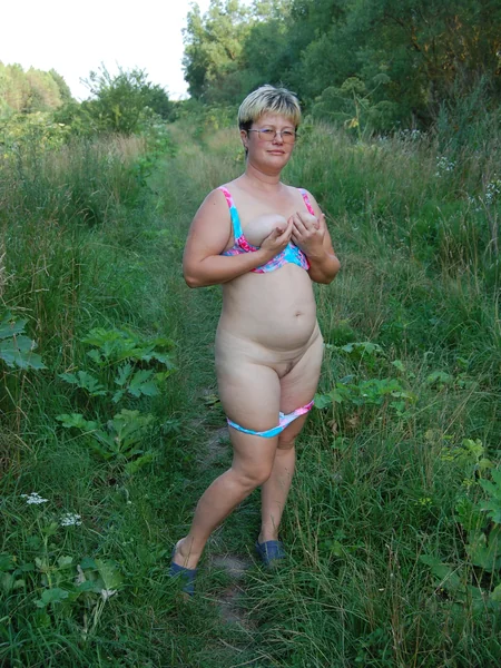 Descansó junto al lago y se desnudó un poco foto 3