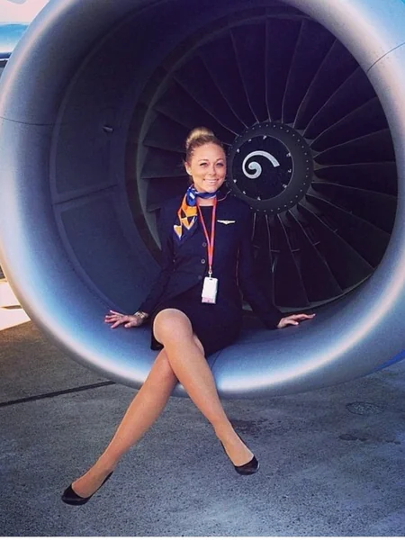 Atractiva azafata solitaria foto 2