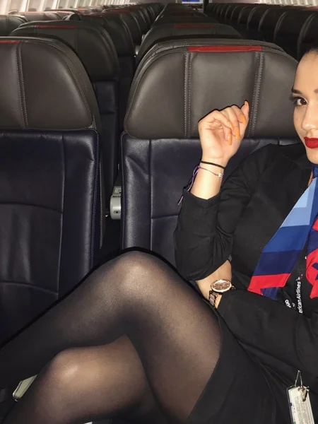 Atractiva azafata solitaria foto 20